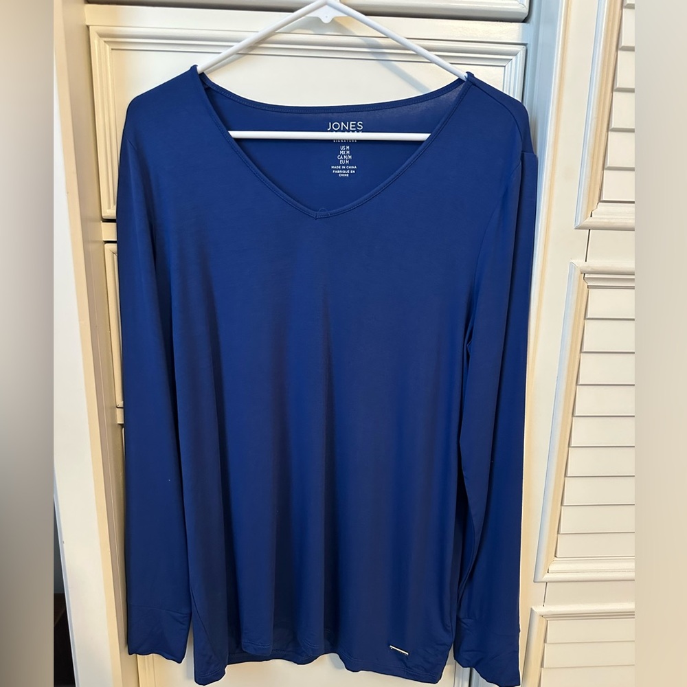 Jones New York women’s Royal Blue V neck T-Shirt  Size Medium NWT